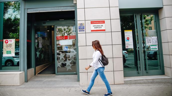 Un mujer pasa por delante de una oficina del Servicio Público de Empleo Estatal.