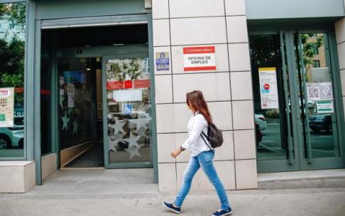 Un mujer pasa por delante de una oficina del Servicio Público de Empleo Estatal. Un mujer pasa por delante de una oficina del Servicio Público de Empleo Estatal.