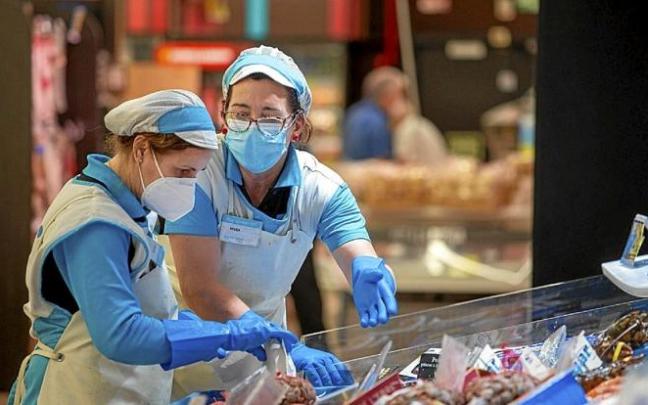 Dos mujeres, en su trabajo diario en un supermercado. Foto: E.P.