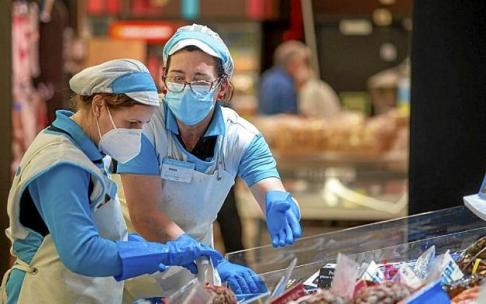 Dos mujeres, en su trabajo diario en un supermercado. Foto: E.P.