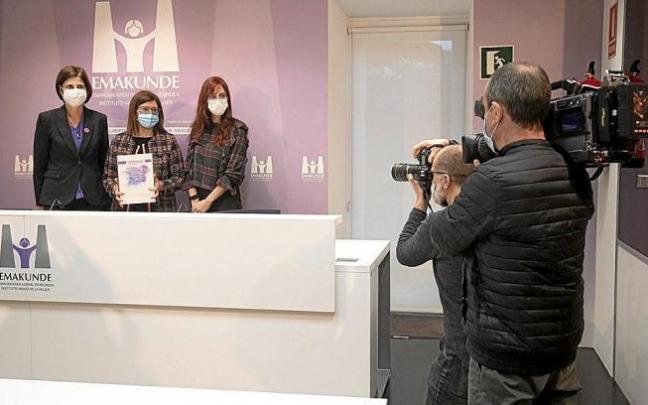 Izaskun Landaida, y las autoras del estudio Margarita Saénz Herrero y María Recio Barbero. Foto: Josu Chavarri Izaskun Landaida, y las autoras del estudio Margarita Saénz Herrero y María Recio Barbero. Foto: Josu Chavarri