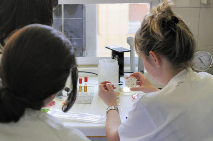 Dos trabajadoras de Osakidetza, en un laboratorio.