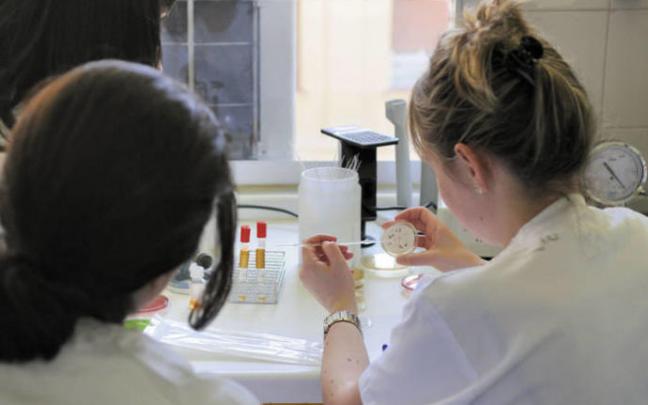 Dos trabajadoras de Osakidetza, en un laboratorio.