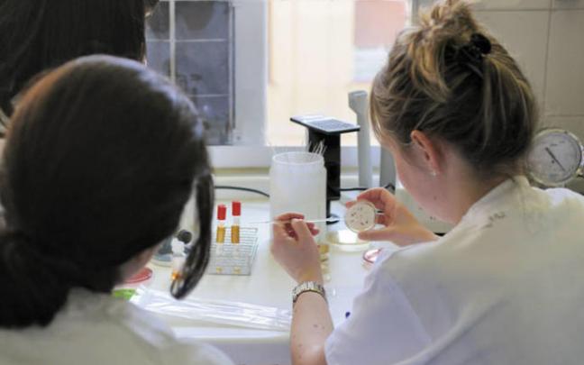 Dos trabajadoras de Osakidetza, en un laboratorio.
