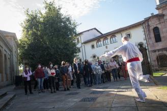 Las mujeres que tomaron parte en el homenaje brindado por las Juntas Generales y la Diputación Foral de Bizkaia, bajo el cobijo del Árbol de Gernika.