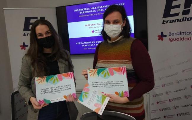 La edil de Igualdad, Aitana López, y la alcaldesa, Aitziber Oliban.