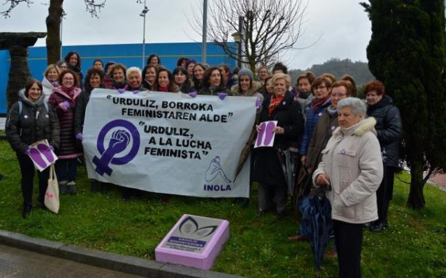 Las huellas moradas guían el recorrido hacia las distintas baldosas que componen el camino de la igualdad de Urduliz. Las huellas moradas guían el recorrido hacia las distintas baldosas que componen el camino de la igualdad de Urduliz.