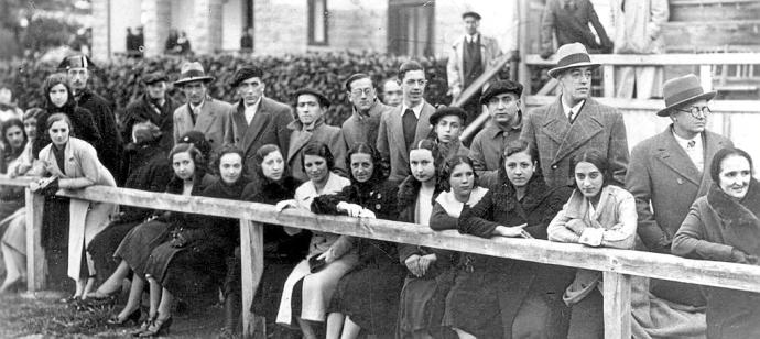 Elvira Gómez Urrutia, cuarta por la derecha, viendo un partido en 1933.