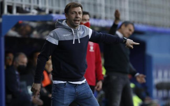 El técnico del Amorebieta, Haritz Mujika, da instrucciones a sus jugadores durante un partido. El técnico del Amorebieta, Haritz Mujika, da instrucciones a sus jugadores durante un partido.