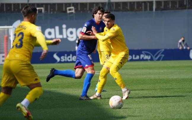 San José, que arrancó de titular, pugna por un balón.