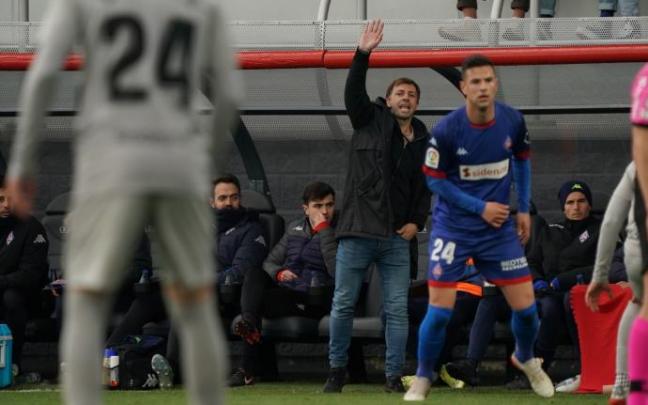 Haritz Mujika da instrucciones a sus jugadores en el partido ante el Ibiza. Haritz Mujika da instrucciones a sus jugadores en el partido ante el Ibiza.