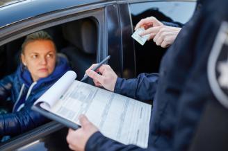 Dos agentes imponen una sanción a una conductora.