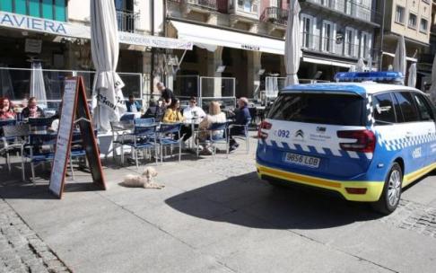 Imagen captada el 14 de marzo del año pasado en la Plaza del Castillo tras decretarse el primer estado de alarma por la pandemia. Imagen captada el 14 de marzo del año pasado en la Plaza del Castillo tras decretarse el primer estado de alarma por la pandemia.