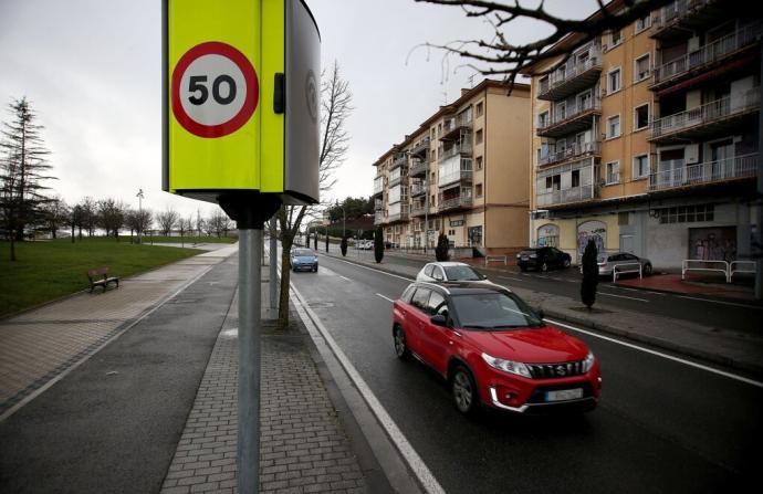 Coches pasan junto al radar en la Carretera Sarriguren.