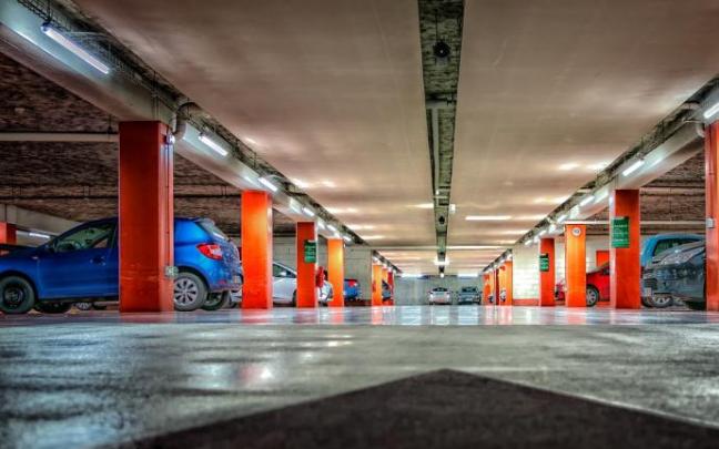 Coches aparcados en plazas de garaje. Coches aparcados en plazas de garaje.