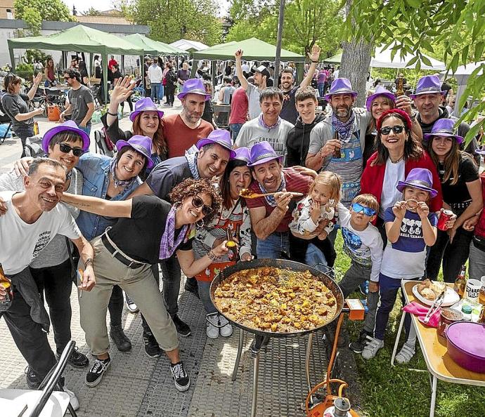 Multitudinarios calderetes en el tercer día de fiestas de la Txantrea