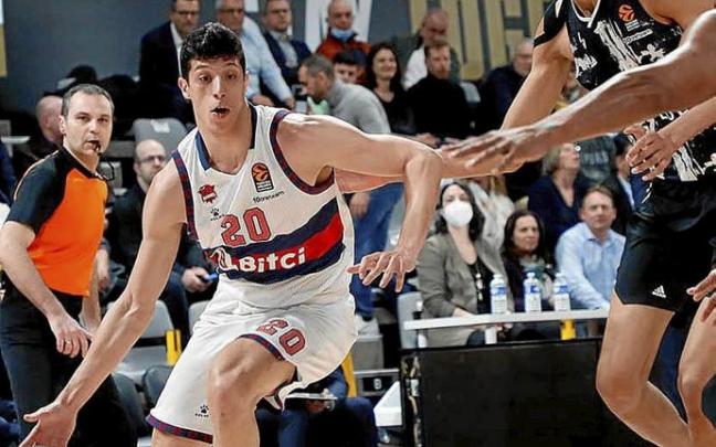 Fontecchio controla el balón en ataque en presencia del espigado Wembayamba. Foto: Euroliga