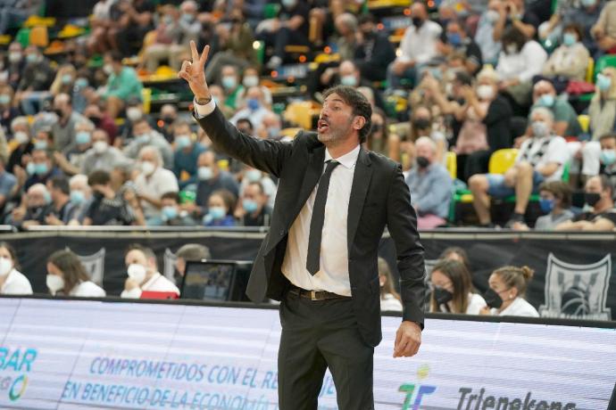 El entrenador del Surne Bilbao Basket, Álex Mumbrú