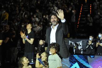 Alex Mumbrú recibió el cariño de todo el Bilbao Arena acompañado de su hijo y sus hijas.