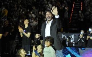 Alex Mumbrú recibió el cariño de todo el Bilbao Arena acompañado de su hijo y sus hijas.