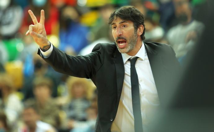 Mumbrú durante uno de los últimos partidos como entrenador del Bilbao Basket