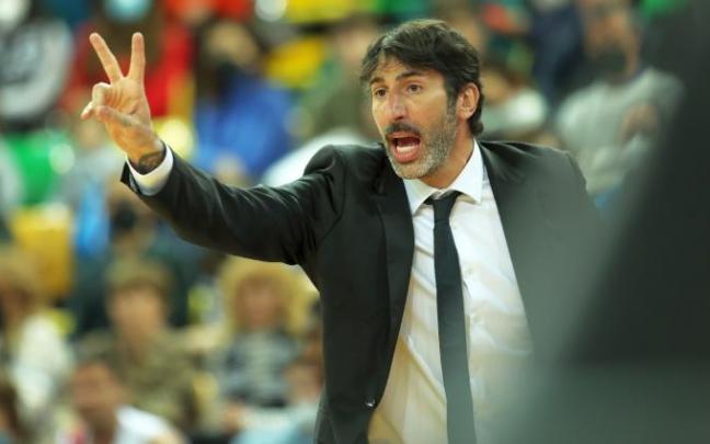 Mumbrú durante uno de los últimos partidos como entrenador del Bilbao Basket Mumbrú durante uno de los últimos partidos como entrenador del Bilbao Basket