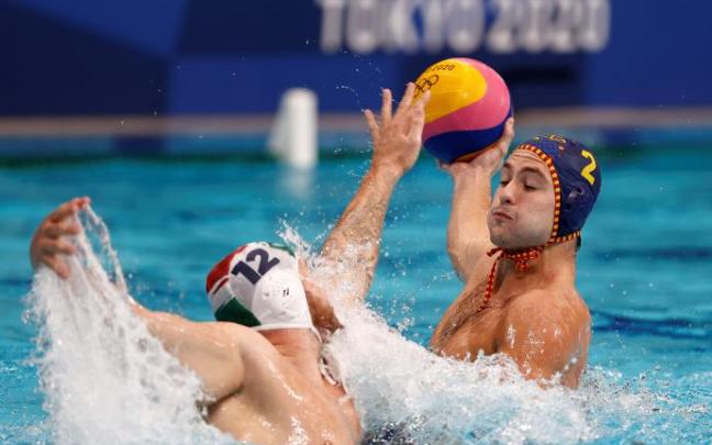 Alberto Munárriz disputa la pelota con Balazs Harai de Hungría Alberto Munárriz disputa la pelota con Balazs Harai de Hungría