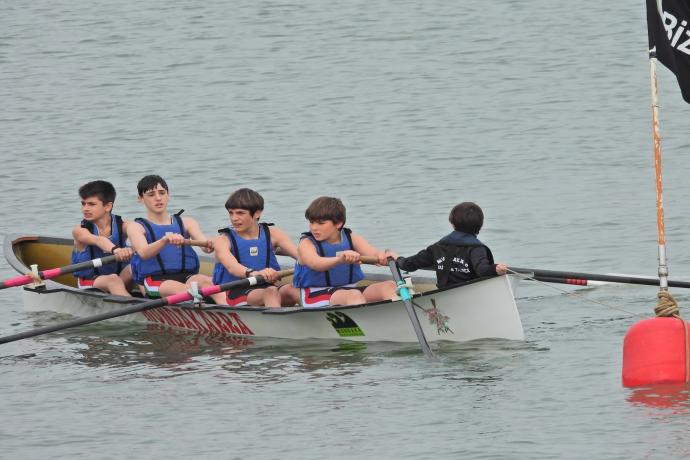 El bote de alevines de Mundaka Arraun Taldea se alzó con el campeonato de Bizkaia hace unas semanas en aguas de Sestao.