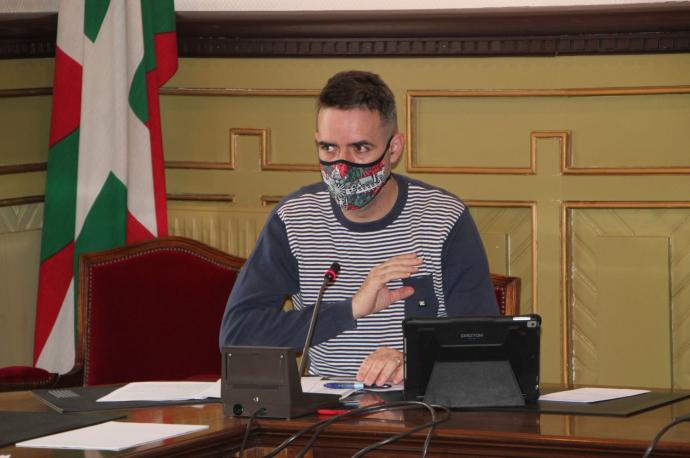 El alcalde de Mundaka, Mikel Bilbao, durante el pleno de hoy