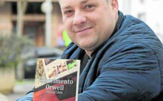 El escritor e informático Manuel Llaca posa con ‘El experimento Orwell’, uno de sus libros. Foto: Alex Larretxi