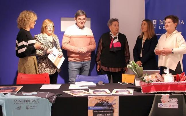 Responsables municipales, comerciantes y patrocinadores, en la presentación del evento. Ayto.Mungia Responsables municipales, comerciantes y patrocinadores, en la presentación del evento. Ayto.Mungia