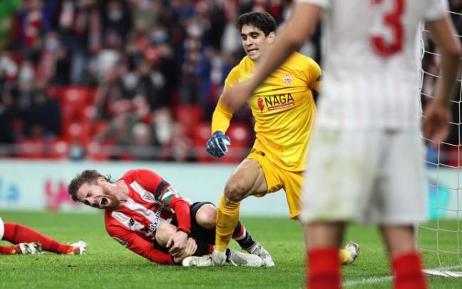 Muniain se duele de una entrada de Koundé, que el árbitro no consideró penalti.