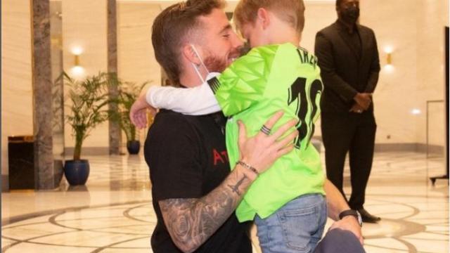 Iker Muniain junto a su hijo.