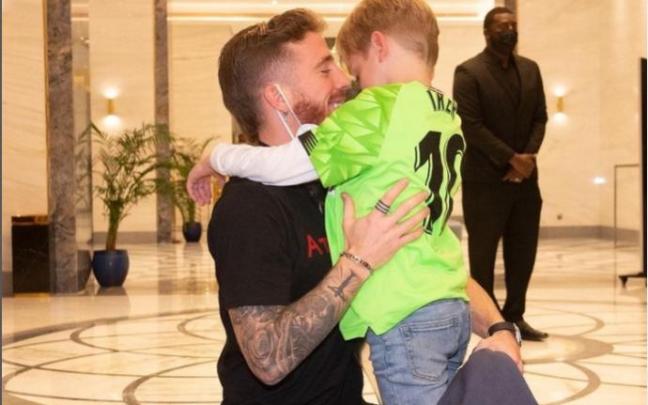 Iker Muniain junto a su hijo.