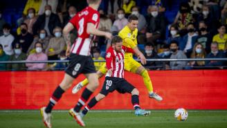 Iker Muniain pugna por un balón con Giovani Lo Celso.