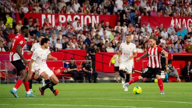 Iker Muniain controla un balón ante la presión de Delaney. Iker Muniain controla un balón ante la presión de Delaney.