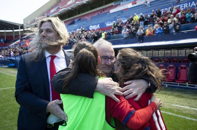 César Muniáin y Luis Sabalza con dos jugadoras de Osasuna tras no lograr el ascenso en 2019.