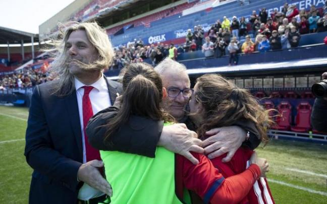 César Muniáin y Luis Sabalza con dos jugadoras de Osasuna tras no lograr el ascenso en 2019. César Muniáin y Luis Sabalza con dos jugadoras de Osasuna tras no lograr el ascenso en 2019.