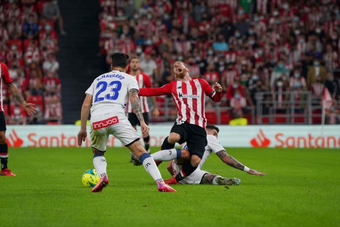 Miguel de la Fuente zancadillea a Iker Muniain en un lance del derbi entre el Athletic y el Alavés de anoche.