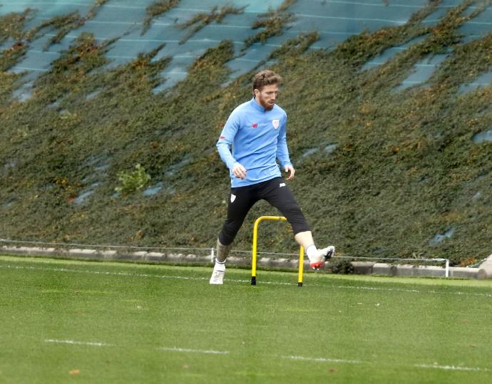 Iker Muniain ejercitándose en solitario.