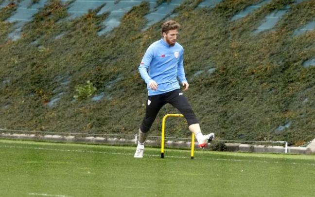 Iker Muniain ejercitándose en solitario.