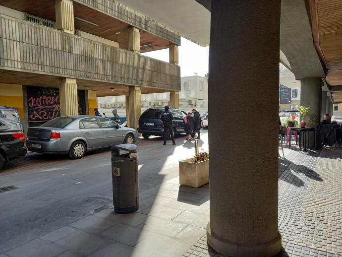 Agentes de la Guardia Municipal en la plaza Blas de Otero.