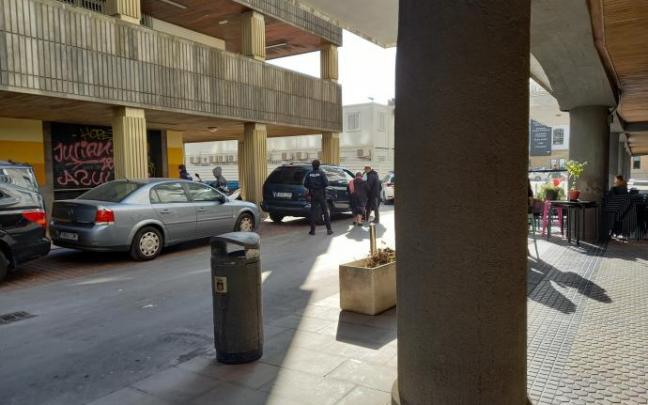 Agentes de la Guardia Municipal en la plaza Blas de Otero.