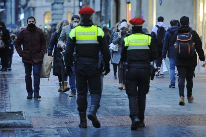 Dos agentes de la Policía Municipal patrullan por Bilbao