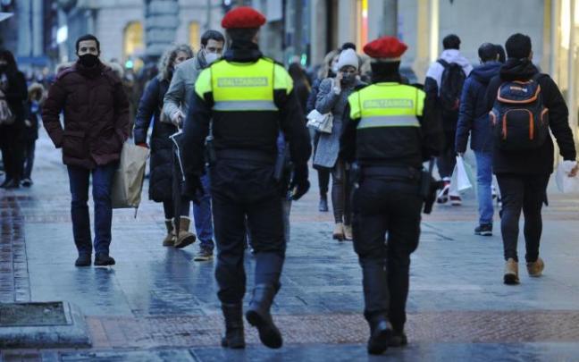Dos agentes de la Policía Municipal patrullan por Bilbao