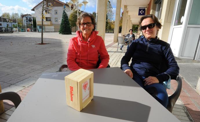 Dos vecinas de Loiu, Arantxa y María Eugenia, salieron ayer a tomar algo al Hogar del Jubilado.