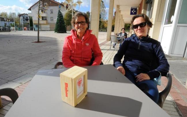 Dos vecinas de Loiu, Arantxa y María Eugenia, salieron ayer a tomar algo al Hogar del Jubilado. Dos vecinas de Loiu, Arantxa y María Eugenia, salieron ayer a tomar algo al Hogar del Jubilado.