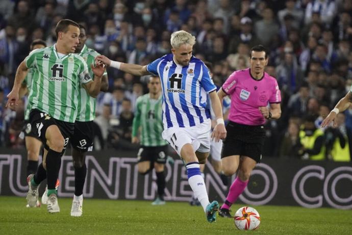 Martínez Munuera, en un lance del partido entre la Real y el Betis