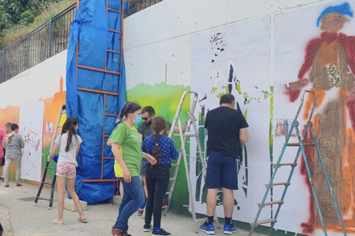 Algunos de los vecinos de Cárcar durante la confección del mural en la revuelta Pardo, uno de los accesos al casco antiguo del municipio