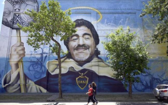 Uno de los numerosos murales sobre la figura de Maradona que se pueden ver en Buenos Aires y en otras ciudades de Argentina. Uno de los numerosos murales sobre la figura de Maradona que se pueden ver en Buenos Aires y en otras ciudades de Argentina.